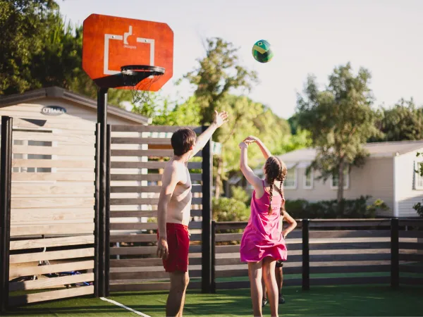 Basketball spielen auf dem Campingplatz Roan Tucan.