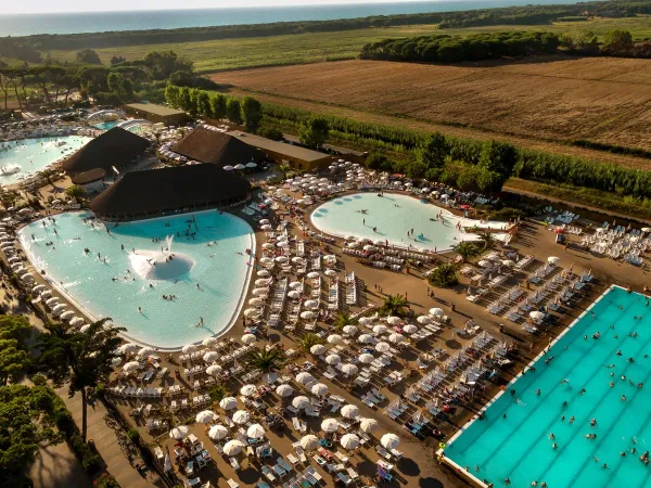 Überblick über den Poolkomplex auf dem Roan Camping Park Albatros.