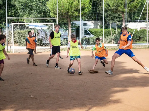 Kinder spielen Fußball auf dem Roan Camping hu Park Albatros village.