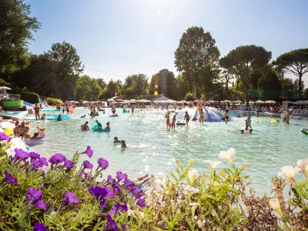 Lagunenpool mit weichem Boden auf dem Campingplatz Roan hu Altomincio village.