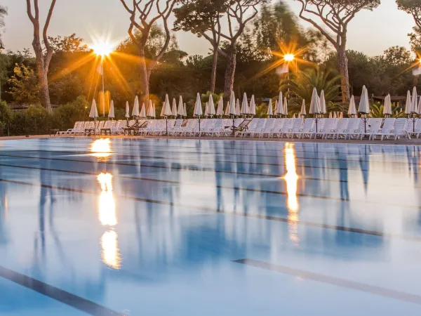 Olympisches Schwimmbad auf dem Campingplatz Roan hu Altomincio village.