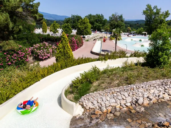 Rutsche mit Reifen auf dem Roan Camping hu Norcenni Girasole village.