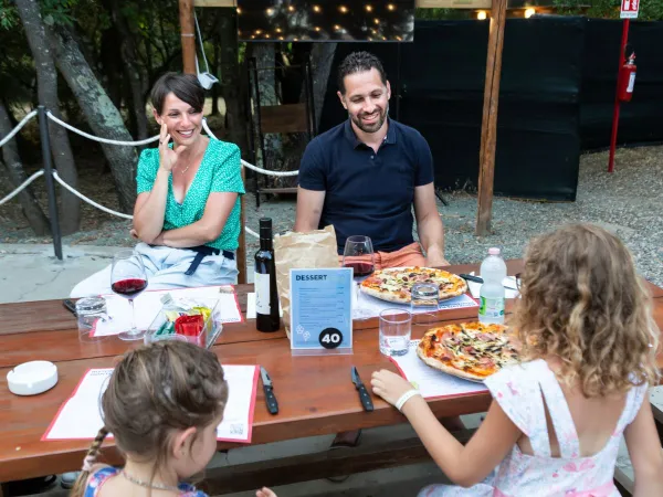Essen im Restaurant des Roan Camping hu Montescudaio village.