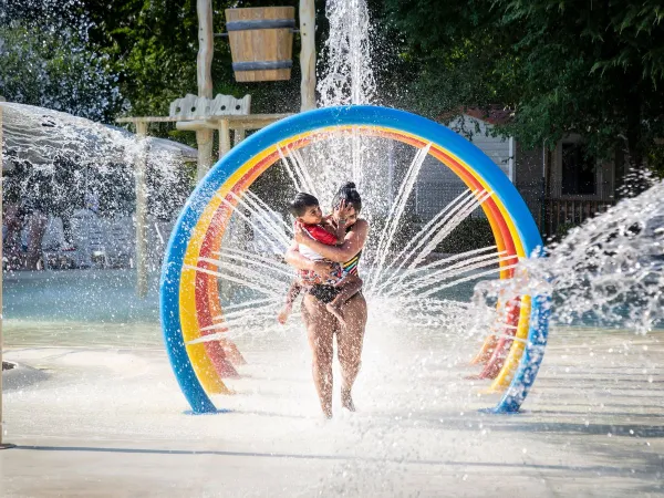 Wasserspaß im Spray Park auf dem Campingplatz Roan hu Altomincio village.