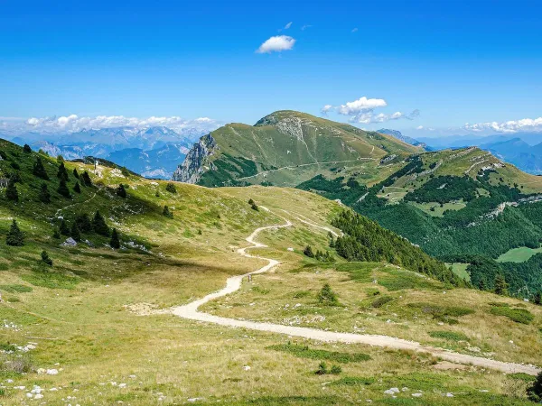 Atemberaubende Aussicht auf den Monte Baldo bei Roan Camping Butterfly.