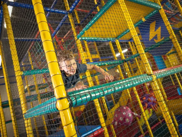 Indoor-Spielplatz für Kinder auf dem Roan Camping Het Genieten.