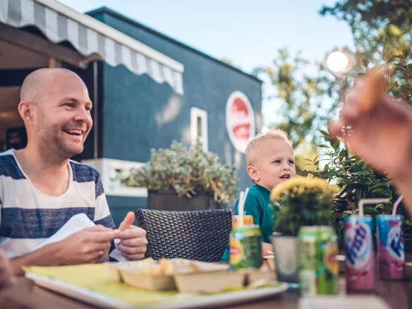 Pommes essen auf dem Roan-Campingplatz Ackersate.