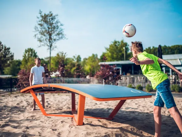 Teqball-Spiel auf dem Campingplatz Roan Ackersate.