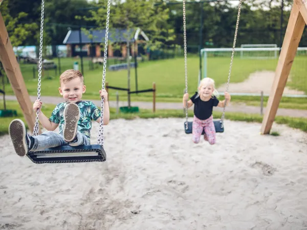 Schaukelnde Kinder auf dem Roan Camping Ackersate.