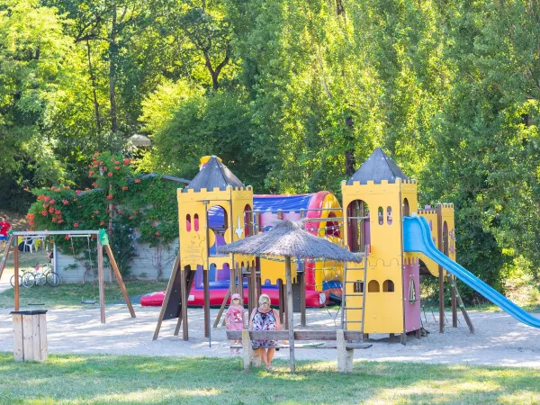 Spielplatz für Kinder auf dem Campingplatz Roan Château de Fonrives.