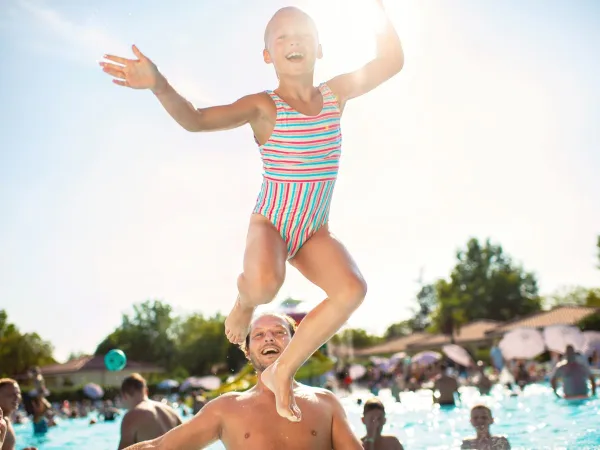 Springendes Kind im Pool.