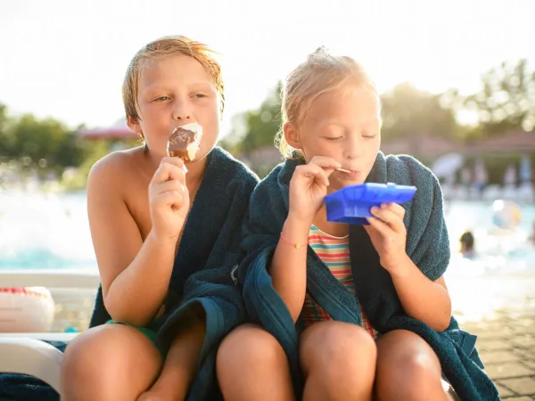 Kinder essen Eis auf dem Roan Camping des Ormes.