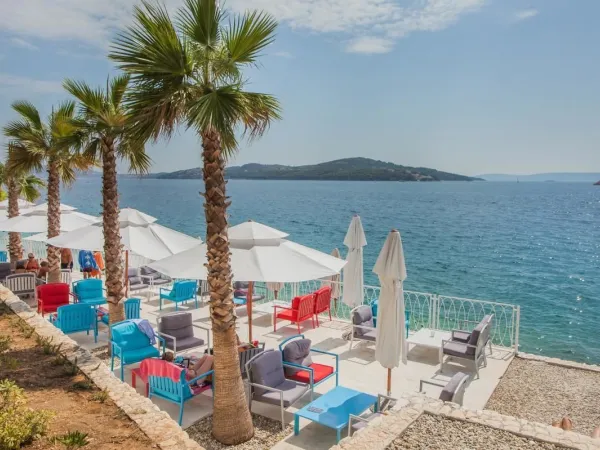 Lounge-Terrasse mit Meerblick auf dem Roan Campingplatz Amadria Park Trogir.