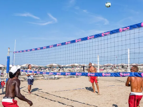 Beachvolleyball auf dem Campingplatz Roan Rimini Family Village.