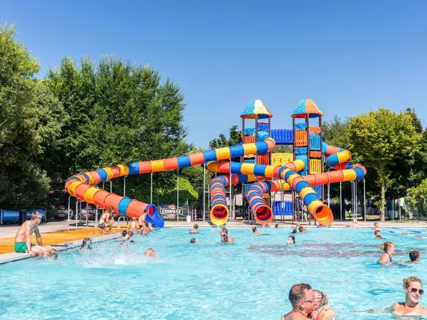 Bunte Rutschen auf dem Roan Campingplatz San Francesco.