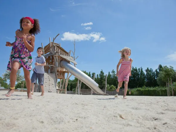 Kleiner Spielplatz auf dem Campingplatz Roan Serignan Plage.