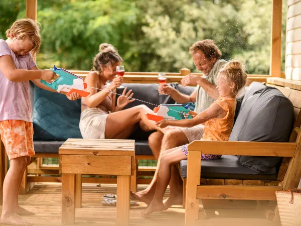 Familienspaß in der Lounge der Unterkunft Roan.