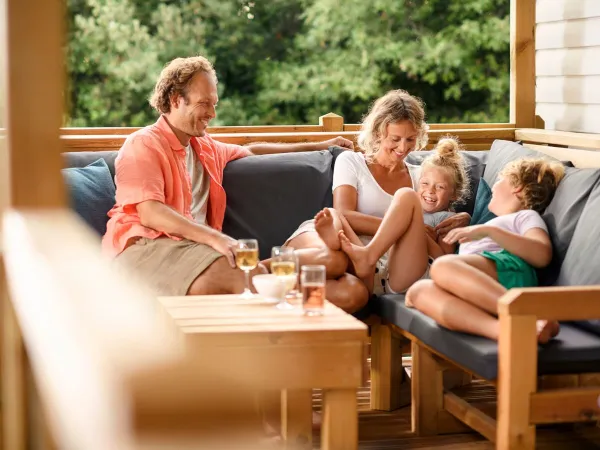 Machen Sie es sich auf dem Loungesofa auf dem Campingplatz Roan Les Sablines gemütlich.