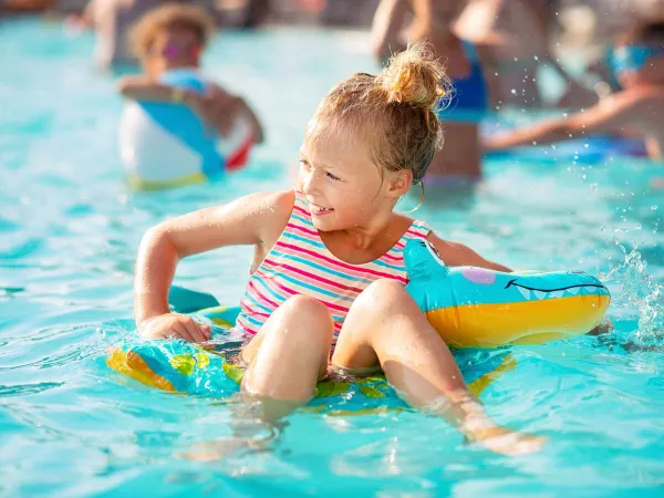 Kinder im Pool auf dem Campingplatz Roan Rosselba.