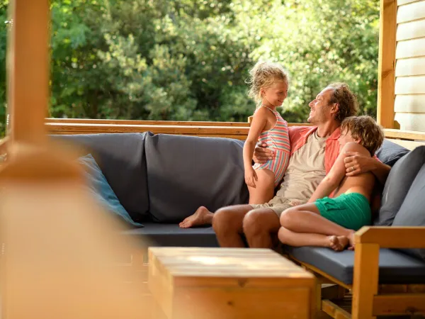 Familienspaß in der Lounge einer Roan-Unterkunft auf dem Campingplatz hu Montescudaio village.