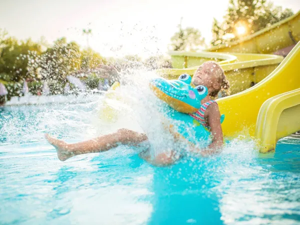 Spaß auf der Wasserrutsche.