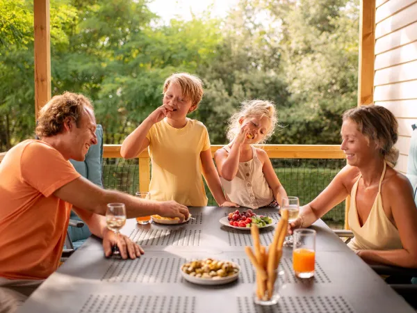 Trinkzeit am luxuriösen Esstisch im Roan Camping Bi Village.