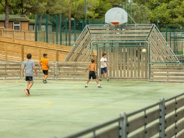 Basketball spielen auf dem Roan-Campingplatz El Garrofer.