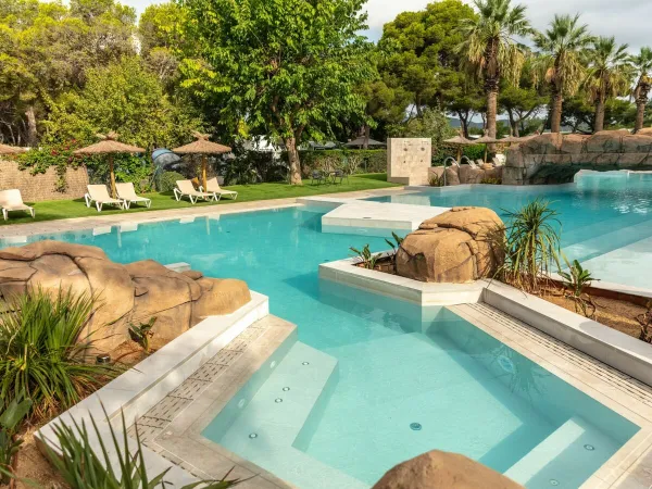 Luxus-Schwimmbad auf dem Roan Campingplatz El Garrofer.