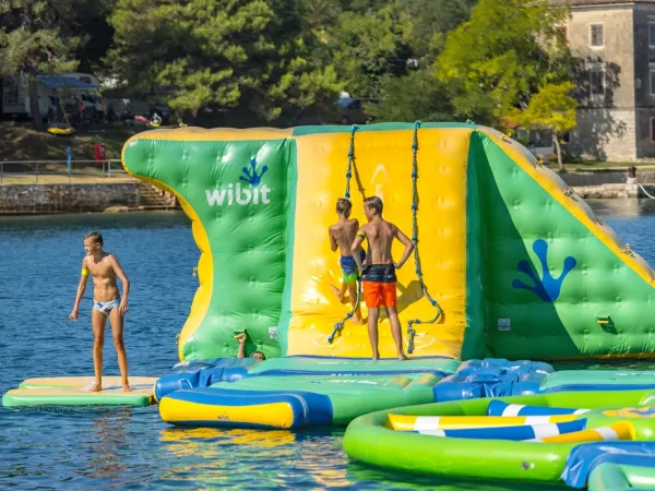 Spaß auf dem Wasserspielplatz im Meer auf dem Roan Camping Lanterna.