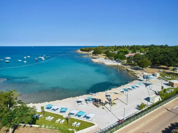 Liegeplattform am Strand auf dem Roan Camping Park Umag.