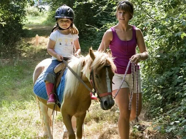 Ponyreiten auf dem Roan-Campingplatz Domaine de la Brèche.