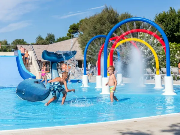 Kinder spielen im Kinderbecken des Roan Camping San Francesco.