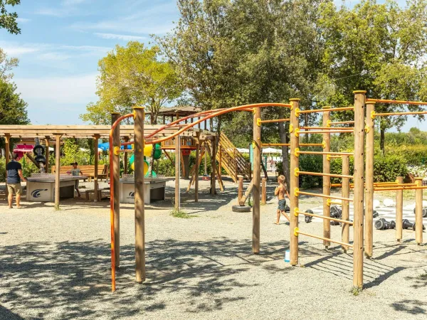 Spielplatz auf dem Campingplatz Roan hu Montescudaio village.