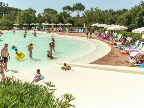 Das Lagunenschwimmbad auf dem Campingplatz Roan hu Montescudaio village.