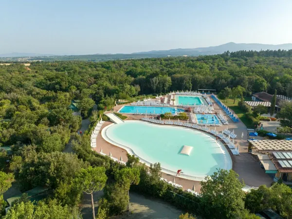 Übersicht Lagunenpool und Pools des Roan hu Montescudaio village.