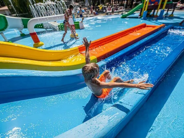 Rutsche auf dem Wasserspielplatz im Roan Camping Bi Village.