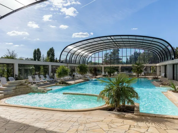 Überdachtes Schwimmbad auf dem Campingplatz Roan du Vieux Pont.