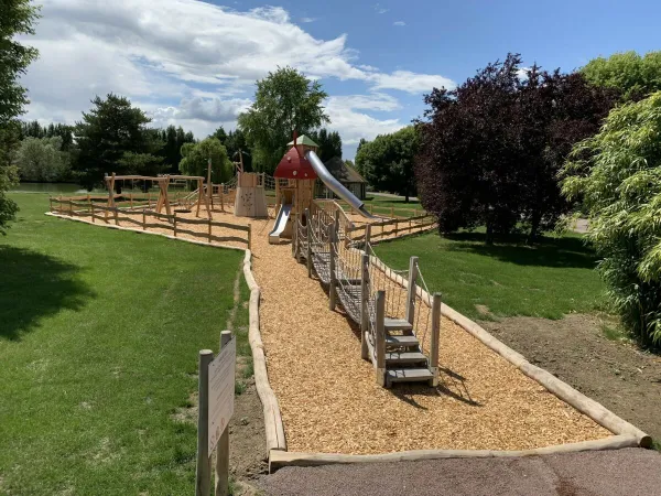 Ein Spielplatz auf dem Campingplatz Roan du Vieux Pont.