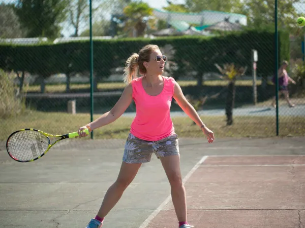 Spielen Sie Tennis auf dem Campingplatz Roan Le Domaine de Beaulieu.