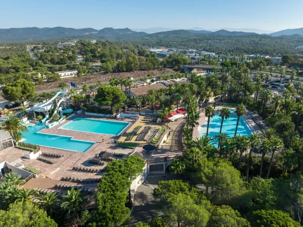 Übersicht über den Poolkomplex auf dem Campingplatz Roan La Baume.