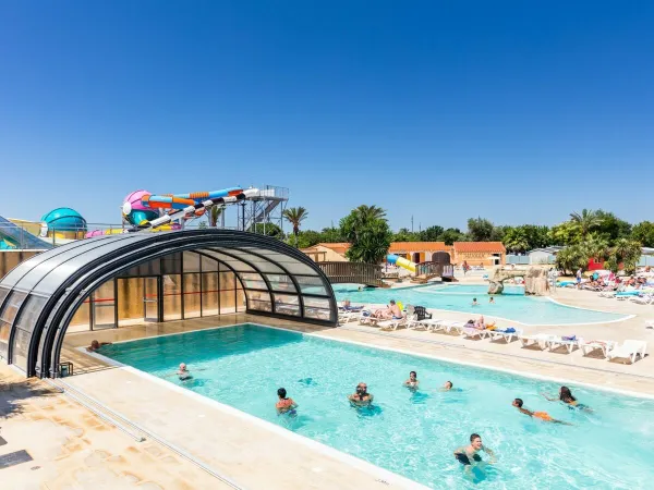 Überdachtes Schwimmbad auf dem Campingplatz Roan Méditerranée.
