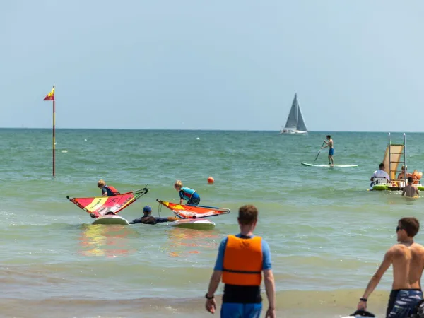 Wassersportaktivitäten am Strand des Campingplatzes Roan Marina Di Venezia.