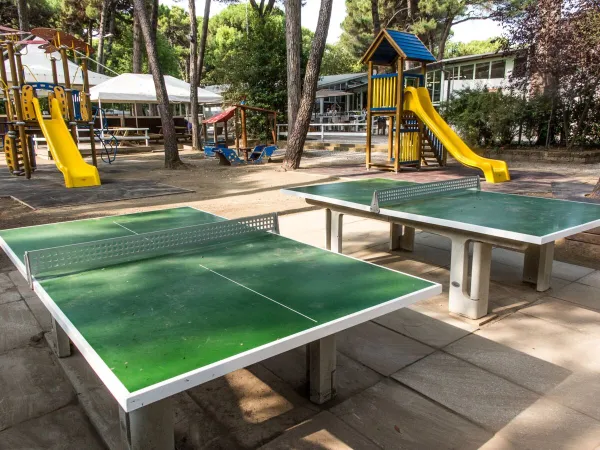 Tischtennisplatten und Rutschen auf dem Spielplatz des Campingplatzes Roan Sole Family Camping Village.