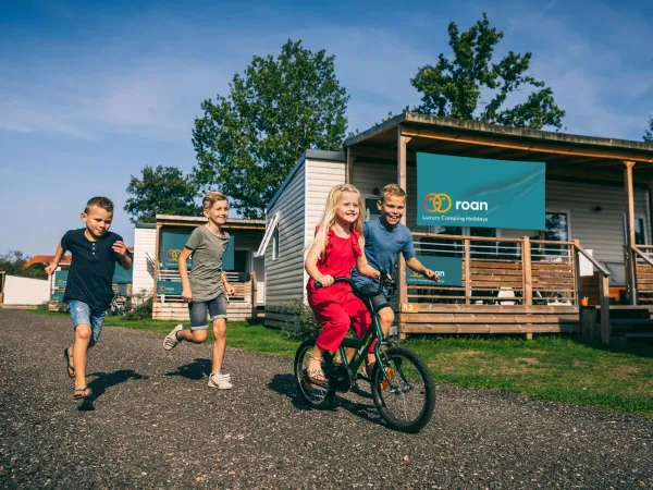 Roanstraße von der Premium Lounge auf dem Roan-Campingplatz De Schatberg.