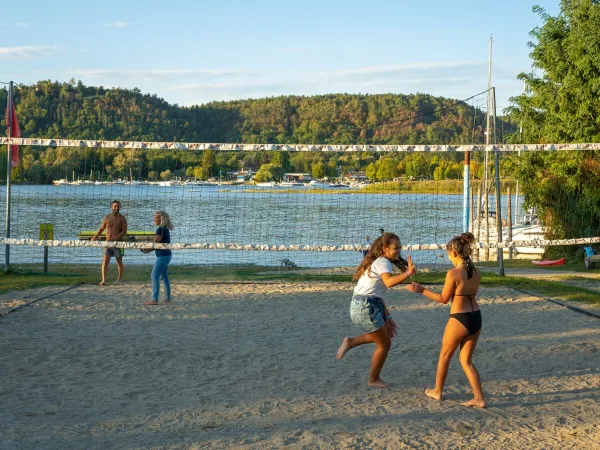 Beachvolleyball auf dem Campingplatz Lido Verbano in Roan.