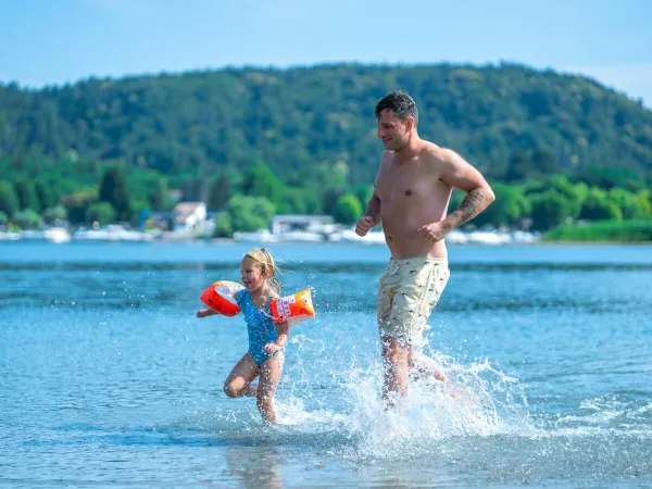 Wasserspaß auf dem Roan-Campingplatz Lido Verbano.