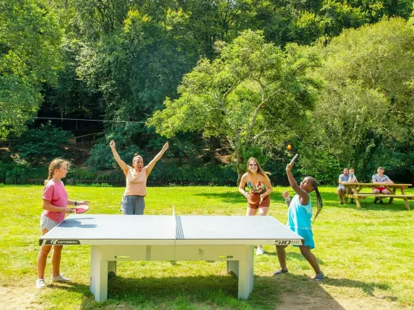 Tischtennis auf dem Roan-Campingplatz Le Ty Nadan.