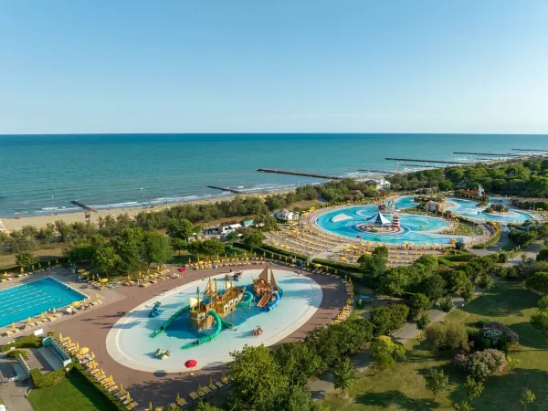 Übersicht über das Schwimmbad auf dem Roan Campingplatz Pra'delle Torri.