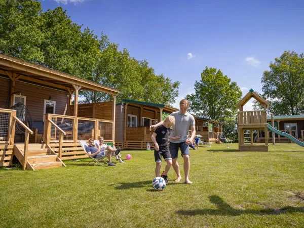 Kinder spielen in der Nähe der Roan-Unterkunft auf dem Campingplatz Marvilla Parks Friese Meren.
