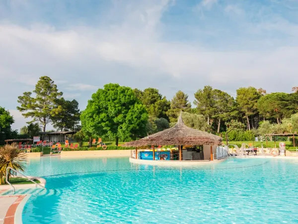 Schwimmbad mit Tiki-Zelt auf dem Roan Campingplatz Le Capanne.